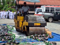 Puncak HUT ke-65 Kabupaten Sumbawa, Satpol PP Musnahkan Ribuan Botol Miras