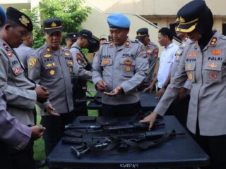 Cegah Penyalahgunaan, Kapolres Sumbawa Pimpin Pemeriksaan Senpi Personel