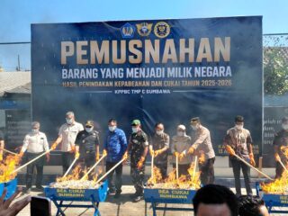 Bea Cukai Sumbawa Musnahkan Ratusan Ribu Rokok Illegal Senilai Rp 800 Juta