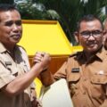 Wabup H. Ansori Serahkan 7 Kontainer Sampah Untuk Kecamatan Utan