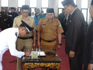 Lantik 18 Kepala Desa, Bupati H. Jarot Tegaskan Menang Pilkades Harus Dibuktikan Dengan Kerja Nyata